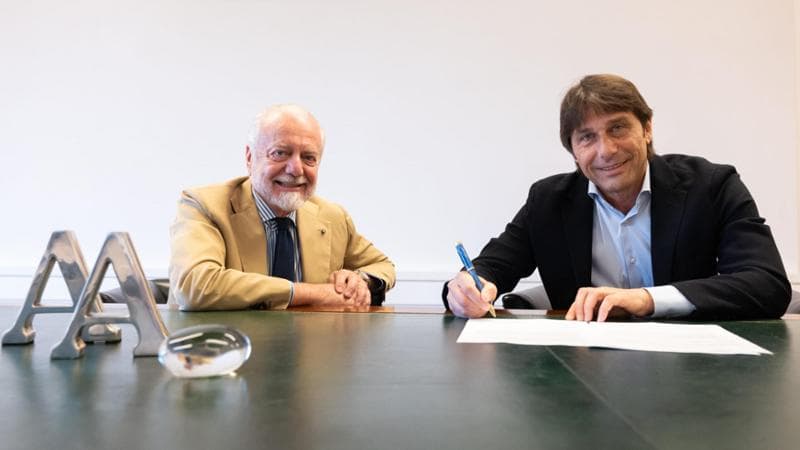 Conte firma il contratto, con lui il presidente De Laurentiis