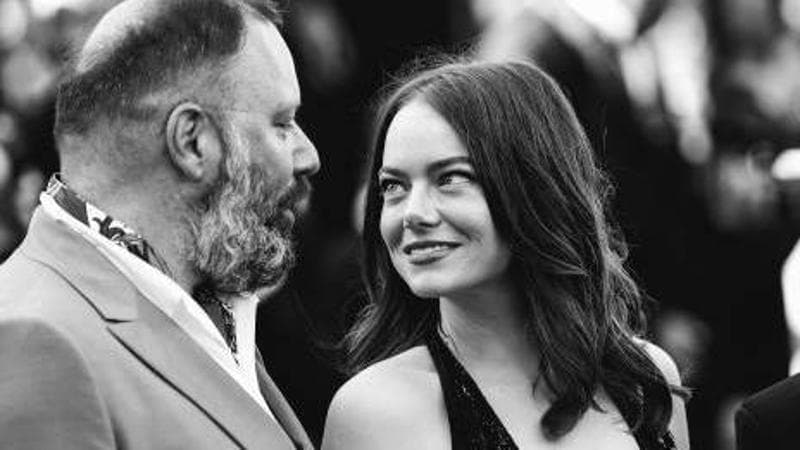 Yorgos Lanthimos (55 anni) e Emma Stone (35) a Cannes, dove hanno presentato Kinds of Kindness. Il film sarà in sala dal 6 giugno (Getty Images)