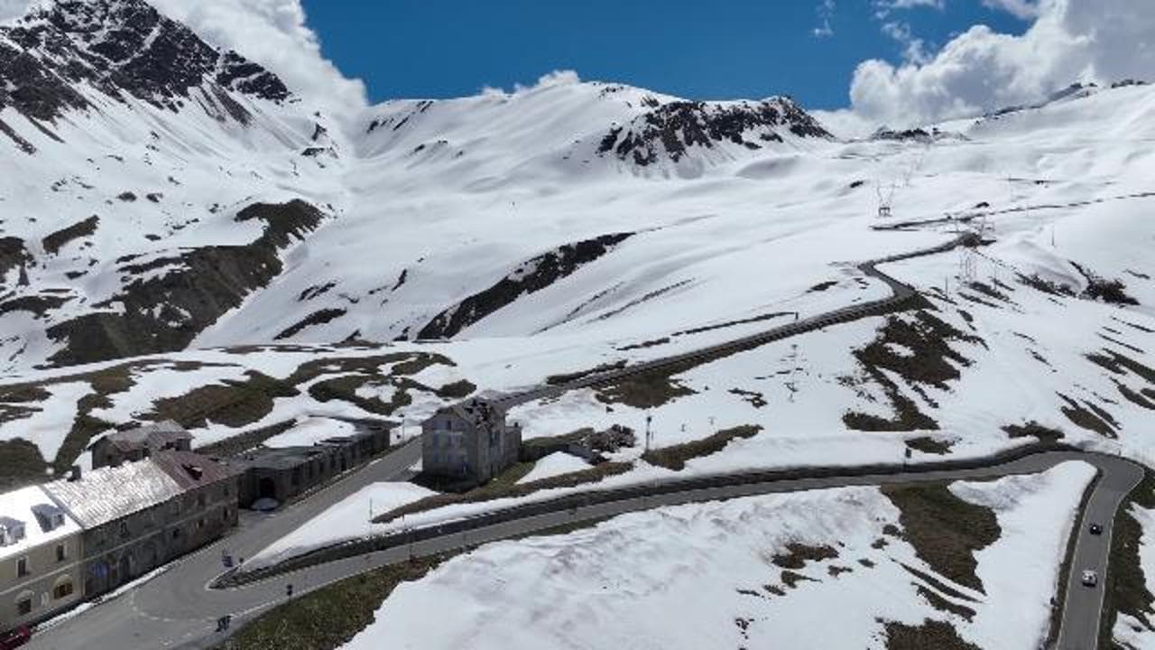 Bormio, parziale riapertura della strada che porta allo Stelvio: le suggestive immagini dal drone