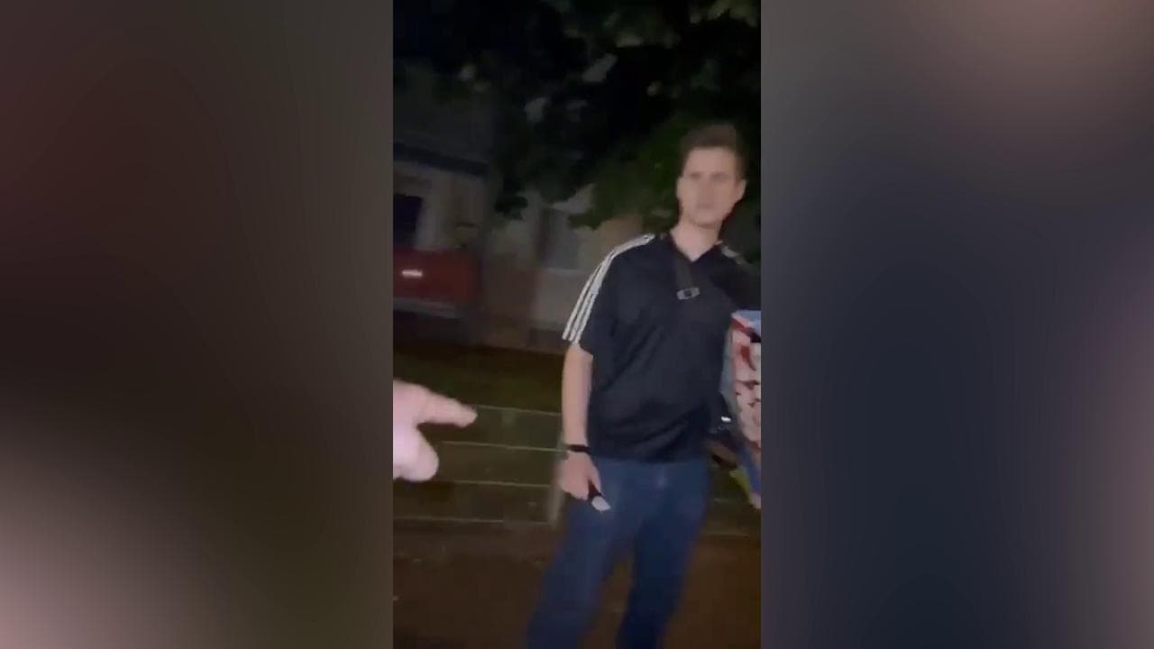 Germania, il momento dell'aggressione del candidato del partito dell'ultradestra Afd a Mannheim