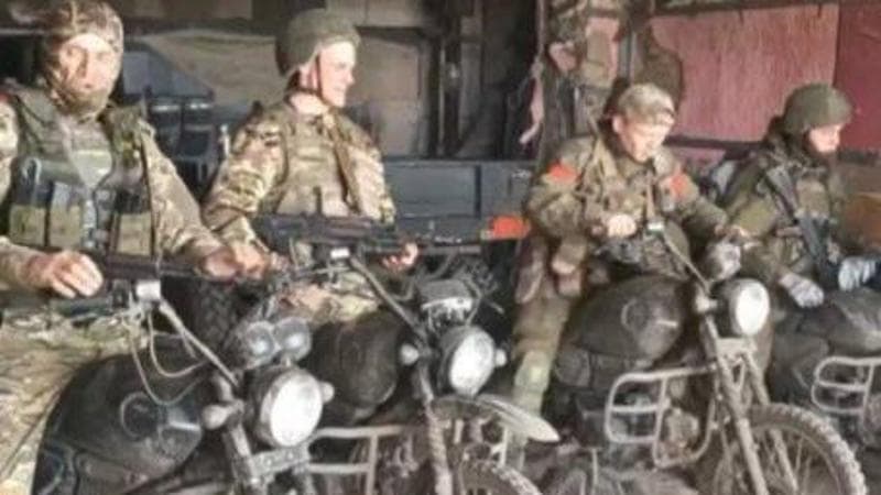 In moto, sui sidecar o con le auto da golf rinforzate: così i “combat-bikers” russi avanzano in Ucraina
