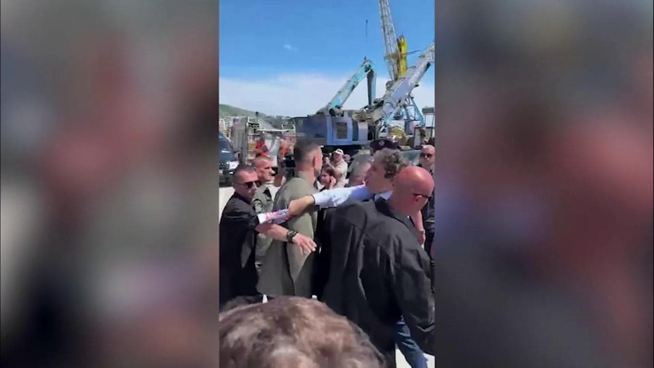 Albania, Magi (+Europa) strattonato dalla sicurezza poi il battibecco con Meloni: "No alla Guantanamo italiana"