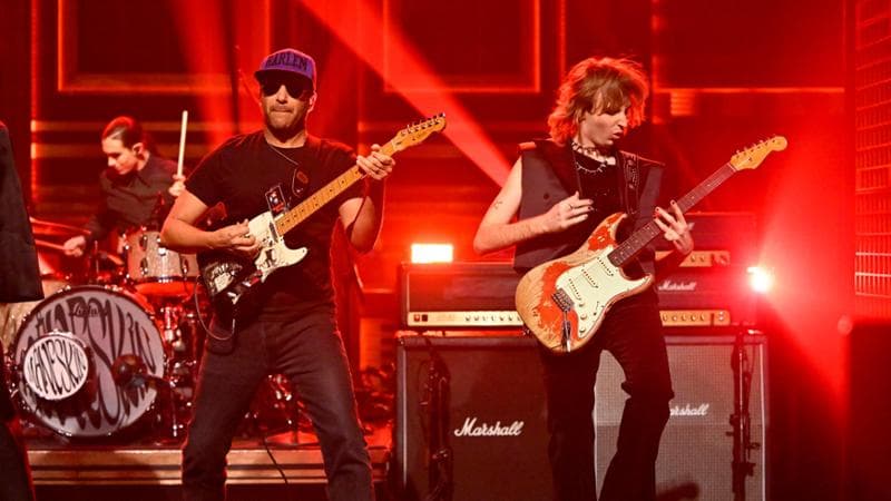 Tom Morello (a sinistra) e Thomas Raggi sul palco del Tonight Show di Jimmy Fallon, gennaio 2023 (Todd Owyoung/NBC via Getty Images)