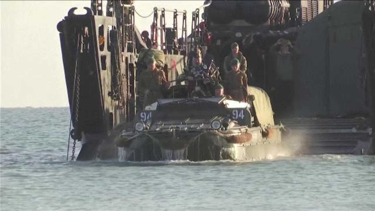 Normandia, 80esimo anniversario del D-Day: sulla spiaggia dello sbarco le prove generali della cerimonia