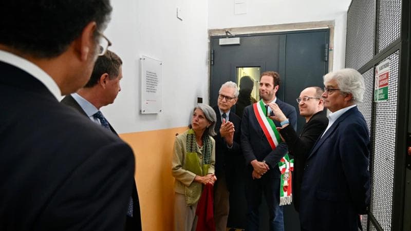4 giugno 2024, la targa all’ingresso della redazione di RadioRadicale