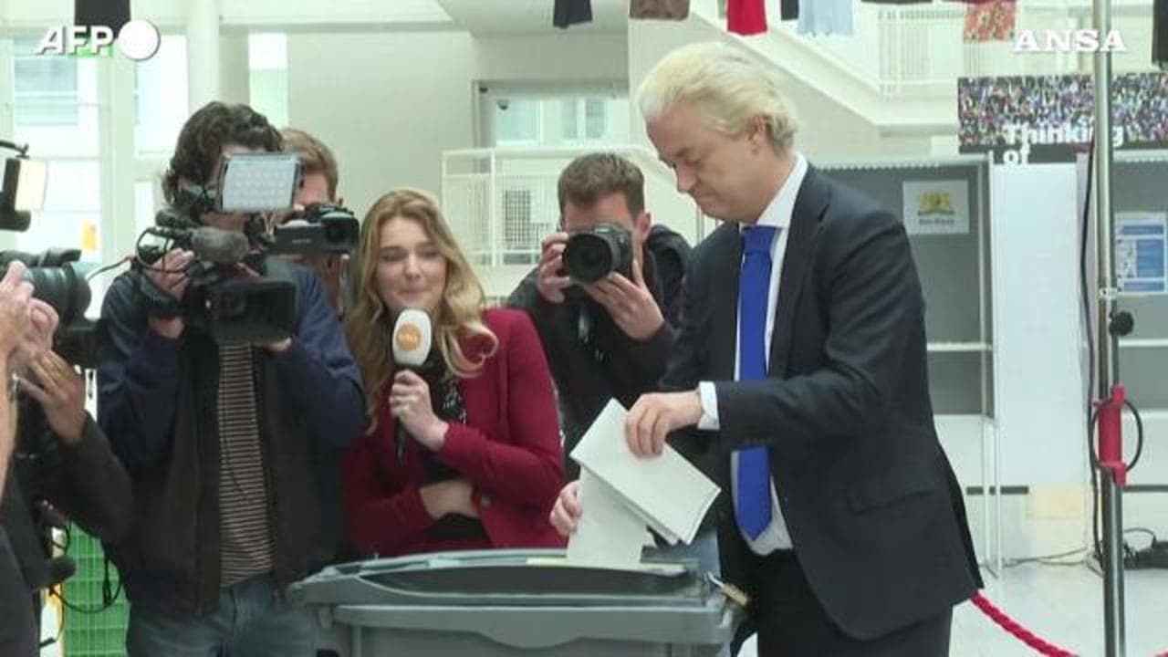 Elezioni Europee, seggi aperti in Olanda: il leader dell'ultradestra Geert Wilders vota all'Aja