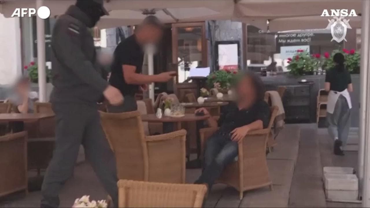Mosca, cittadino francese accusato di aver raccolto informazioni militari: il momento del fermo