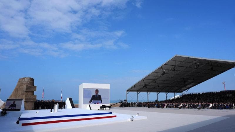 Macron alla cerimonia per l'ottantesimo anniversario del D-day a Omaha Beach