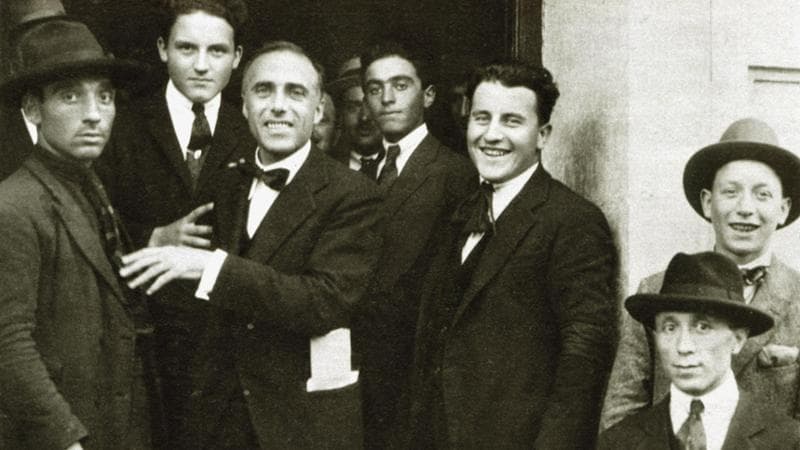 Giacomo Matteotti (1885-1924) esce da Montecitorio pochi giorni prima di essere assassinato
