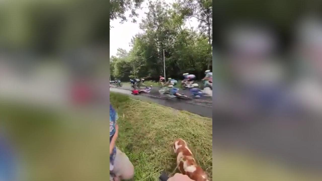 Ciclismo, caduta di massa nella quinta tappa del Delfinato: vanno a terra 50 corridori