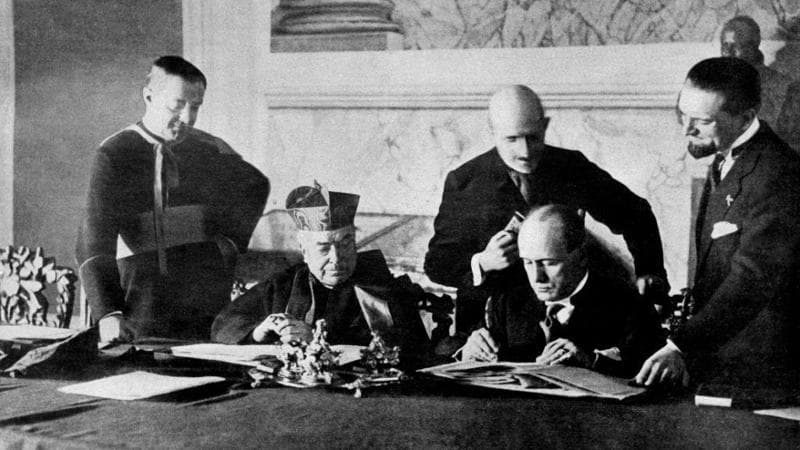 Benito Mussolini e il Cardinale segretario di Stato Pietro Gasparri firmano i Patti Lateranensi, 1929 (foto Getty Images)
