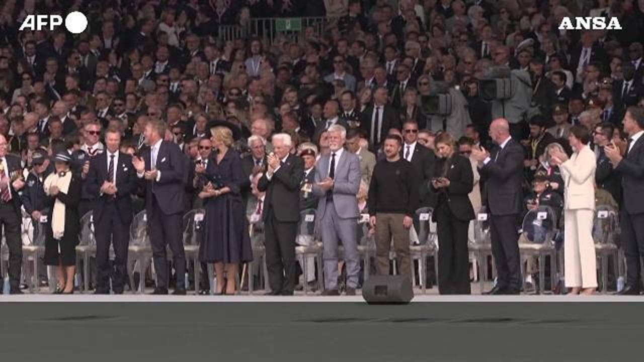 Ovazione per Zelensky al D-Day in Normandia, Macron: "Non ci indeboliremo"