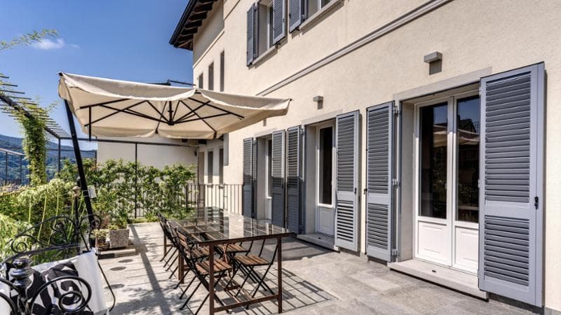 Il pannello bugnato installato sulla porta finestra regala raffinatezza ed eleganza classica all’edificio