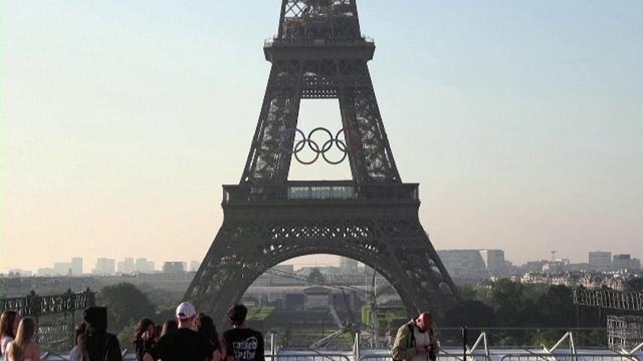 Parigi, sulla Torre Eiffel in mostra i cinque cerchi olimpici