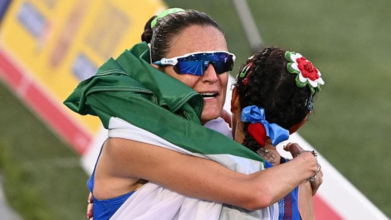 L'abbraccio tra Antonella Palmisano e Valentina Trapletti