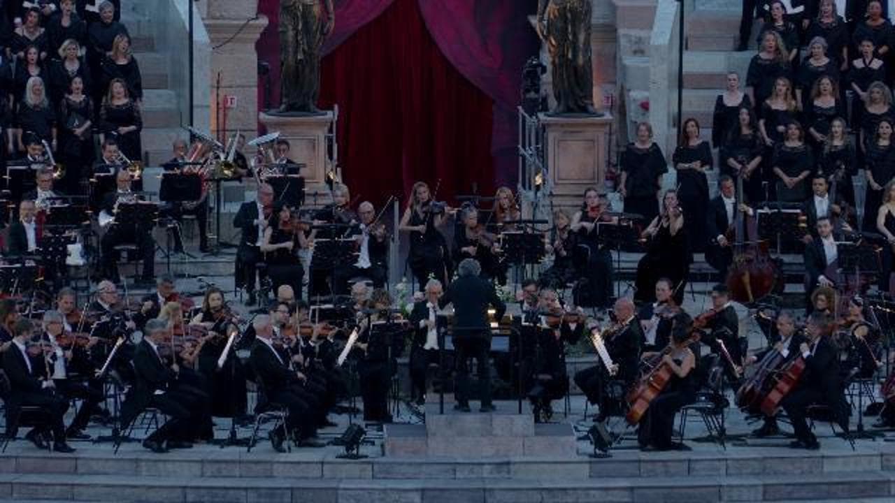 Arena di Verona, serata "La Grande Opera": l'esecuzione dell'inno di Mameli e dell'Inno Europeo