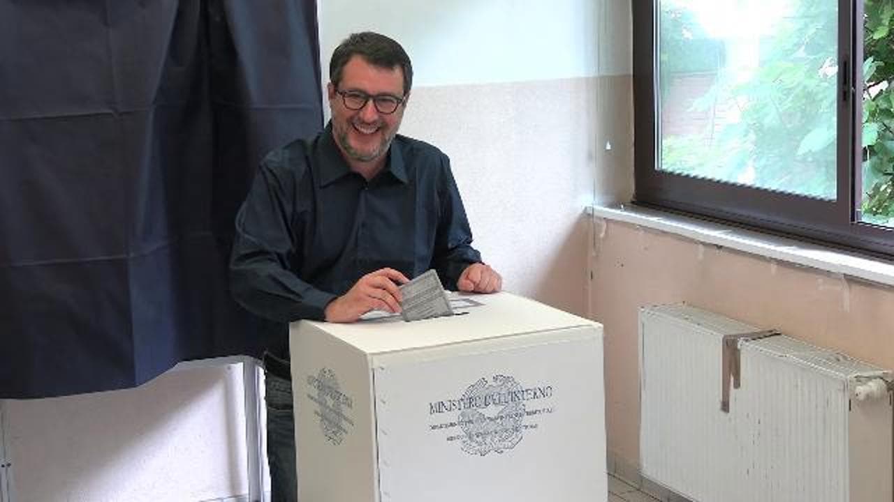 Europee, Salvini rompe il silenzio elettorale e vota con una 'Decima': "Arriveremo sopra Forza Italia"