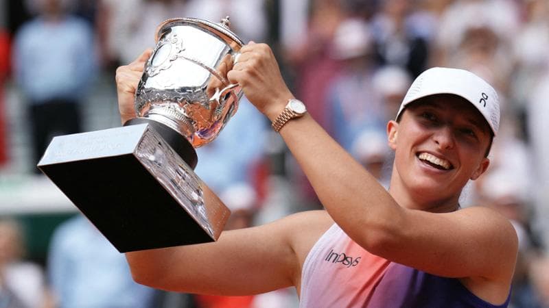 Iga Swiatek con il trofeo del Roland Garros
