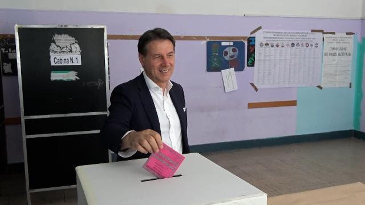 Europee, Conte al seggio: "Andate tutti a votare"