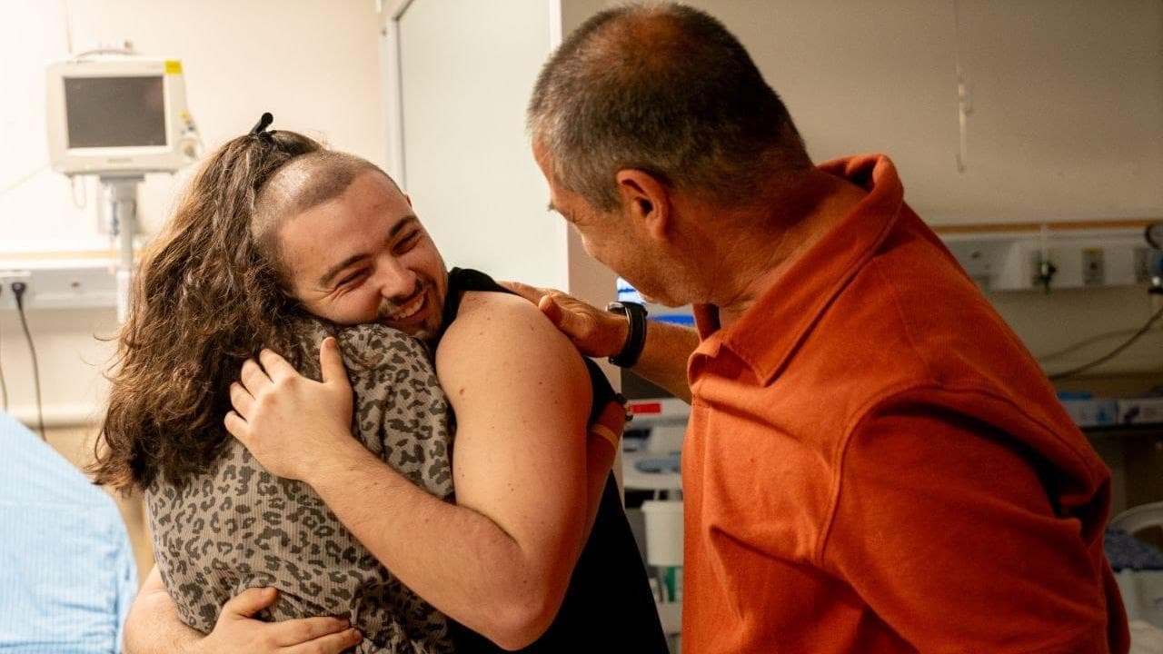 Almog Meir Jan, 21 anni, riabbraccia i familiari dopo essere stati 8 mesi prigioniero