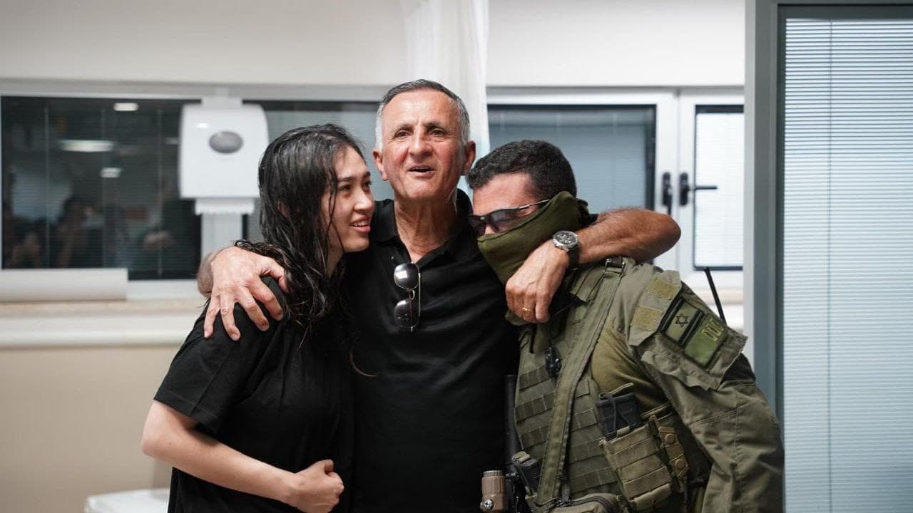 Noa Argamani con il padre e uno degli agenti delle forze speciali che l'hanno liberata
