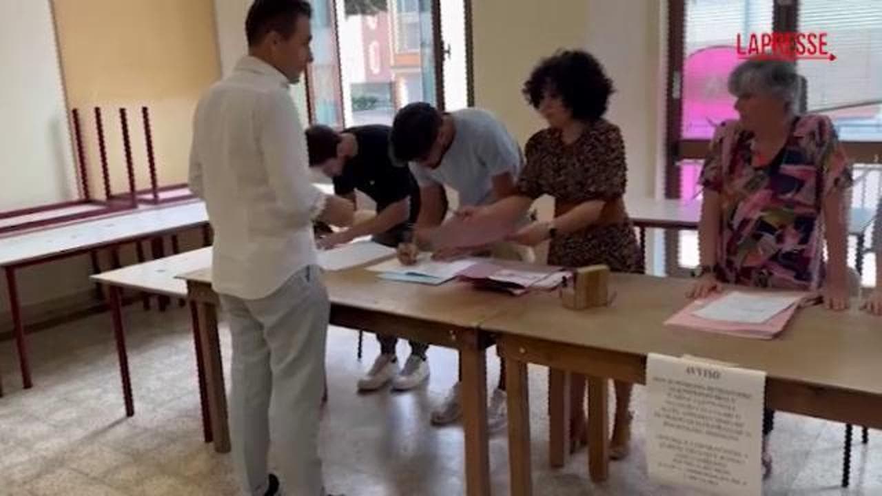 Europee, Vannacci vota in un seggio di Viareggio
