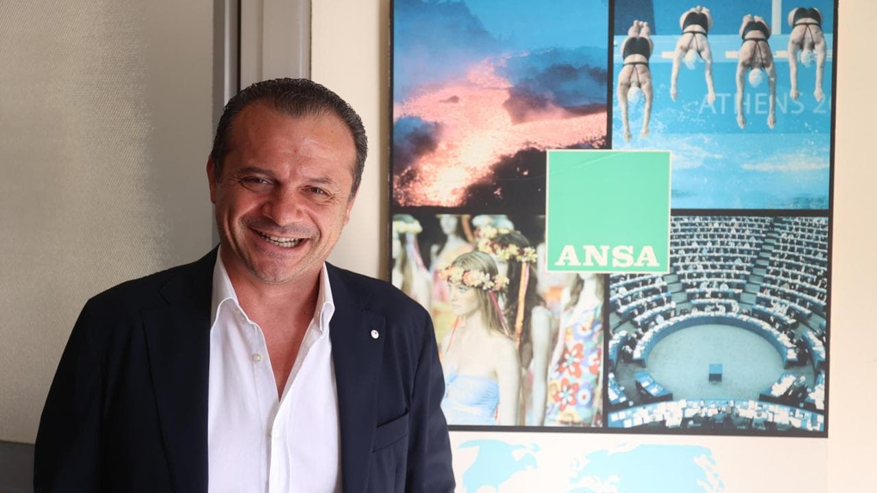 Il leader di "Sud chiama Nord" Cateno De Luca candidato alla presidenza della Regione Siciliana durante l'intervista nella sede di Ansa Sicilia a Palermo, 03 settembde 2022. ANSA / IGOR PETYX