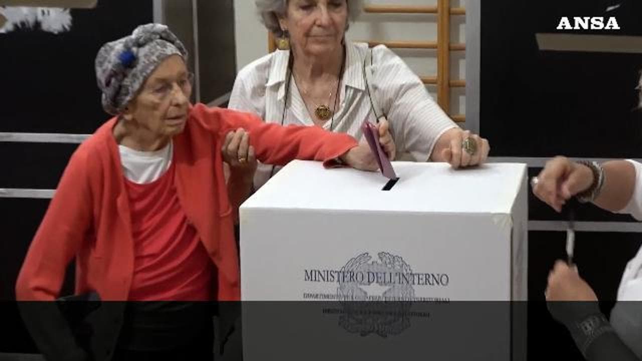 Europee, Bonino al seggio di Roma lancia l'appello: "Sbrigatevi e andate a votare"