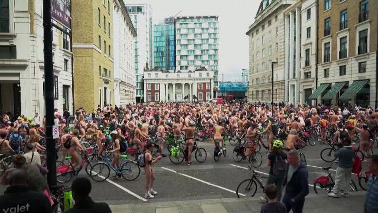Londra, tutti nudi in bicicletta: la sfilata in città tra naturismo e protesta ambientale
