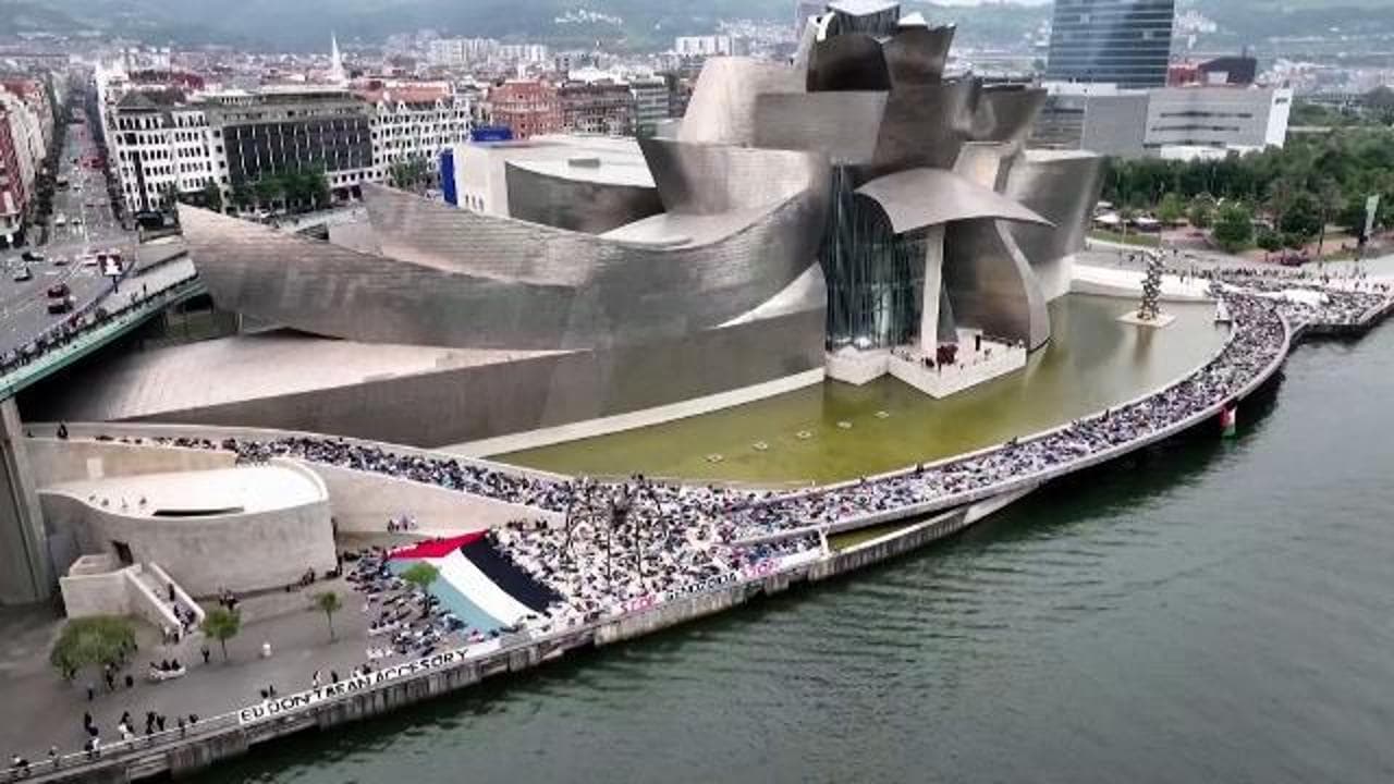 Bilbao, corpi a terra intorno al Guggenheim. La protesta contro i morti civili a Gaza