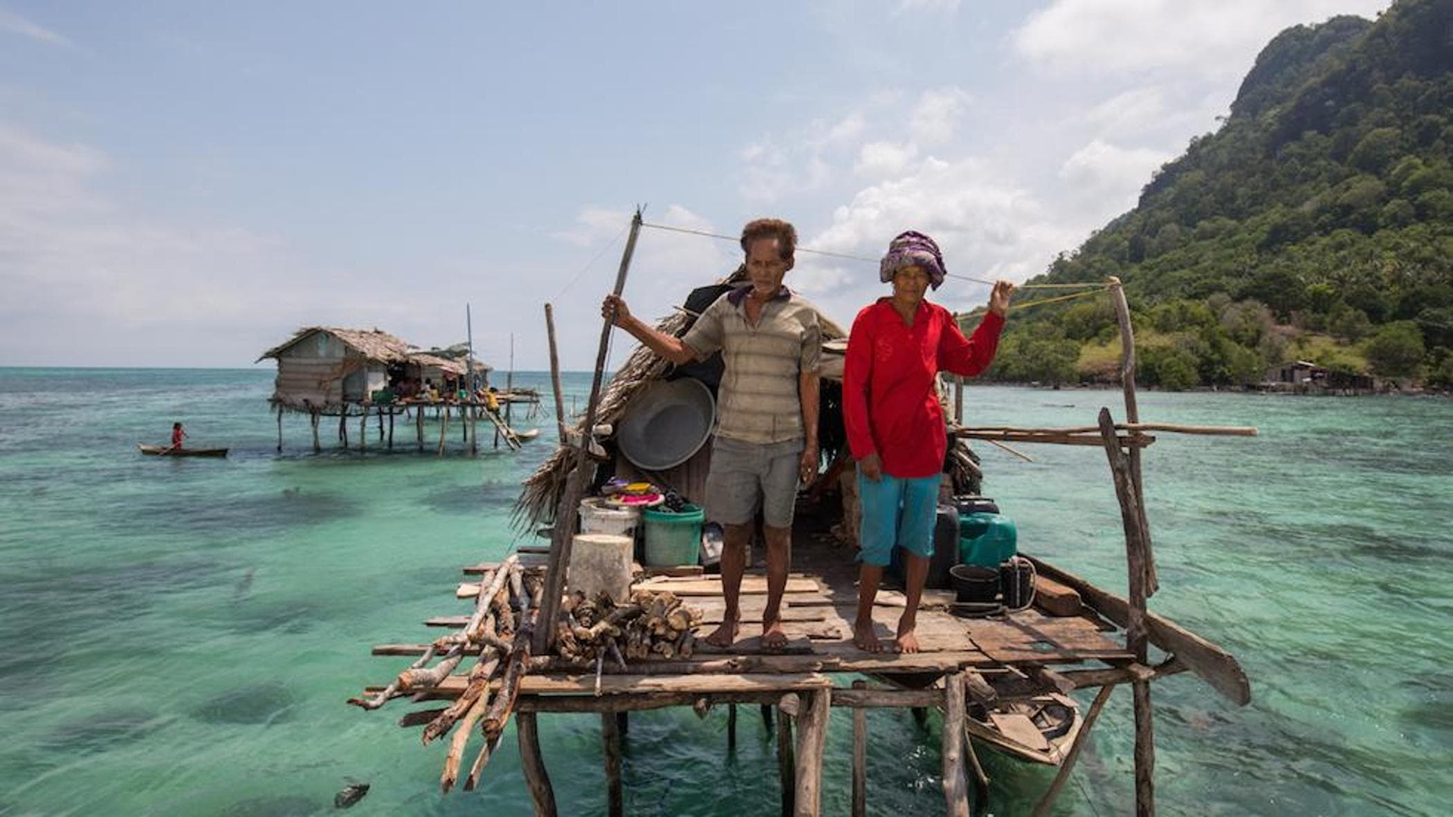 Borneo, deniz göçebeleri yüzen evlerinden tahliye ediliyor, yıkılıyor ve ateşe veriliyor