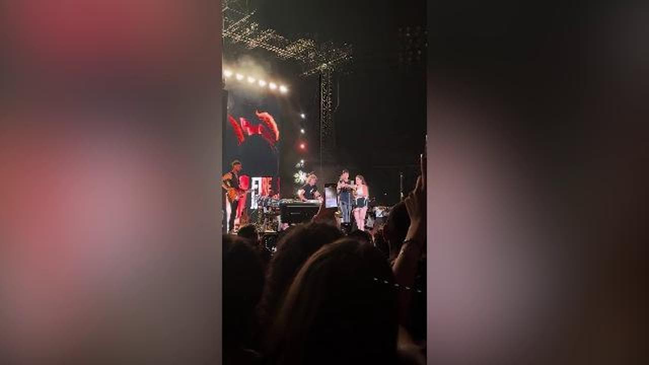 Napoli, Ultimo ferma il concerto al Maradona: "C'è una proposta di matrimonio". E canta per i fidanzati sul palco