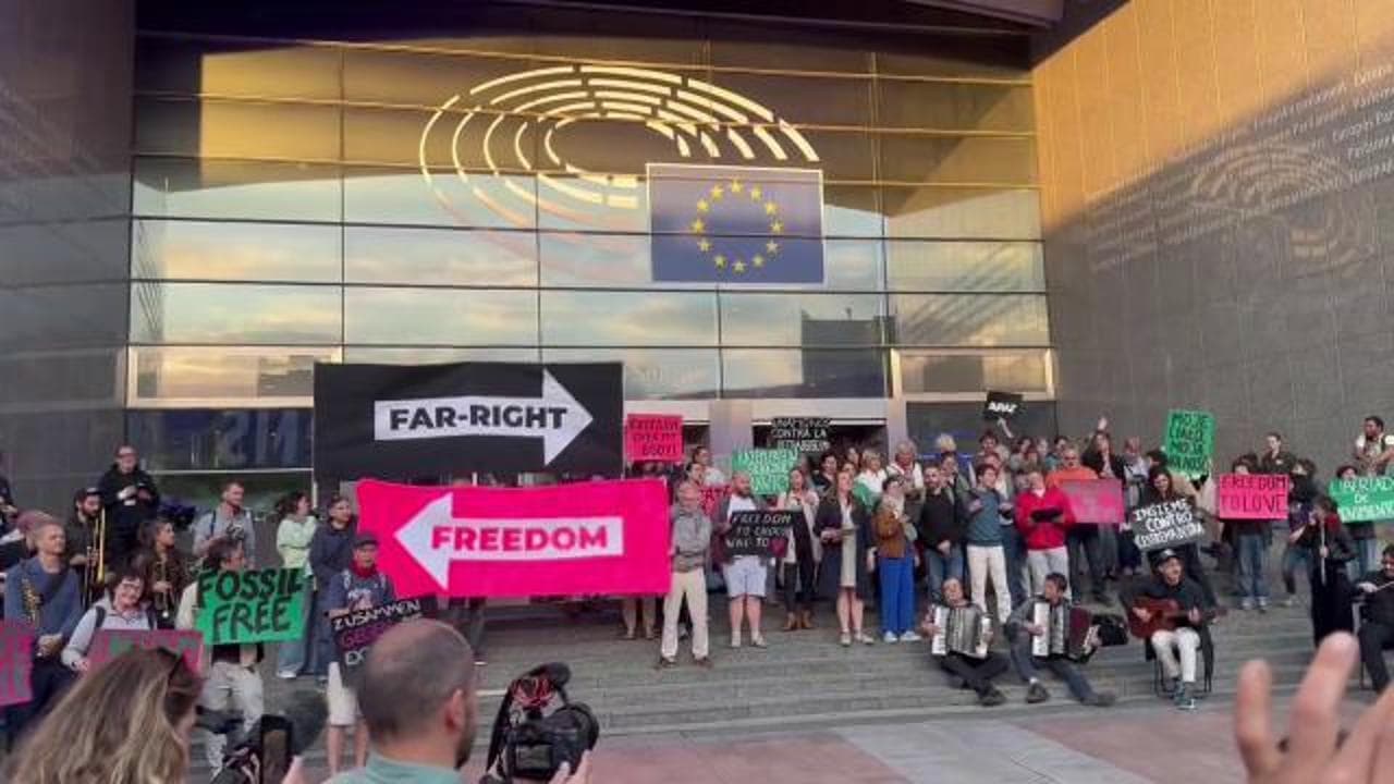 Cantano "Bella ciao" contro l'estrema destra: manifestazione all'ingresso del Parlamento europeo