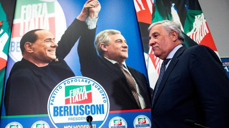 Forza Italia, sorrisi e sorpasso. Tajani vince la corsa a destra: “Silvio vive ancora”
