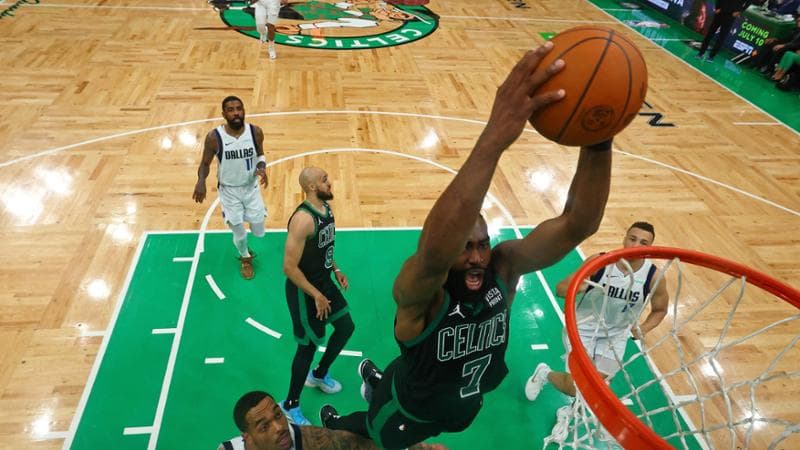 Jaylen Brown a canestro