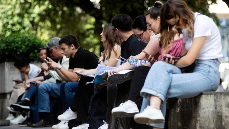 Studenti durante il test di accesso alla facolta’ di Medicina, Odontoiatria e Veterinaria presso l’Universita’ La Sapienza, Roma, 28 maggio 2024. ANSA/ANGELO CARCONI