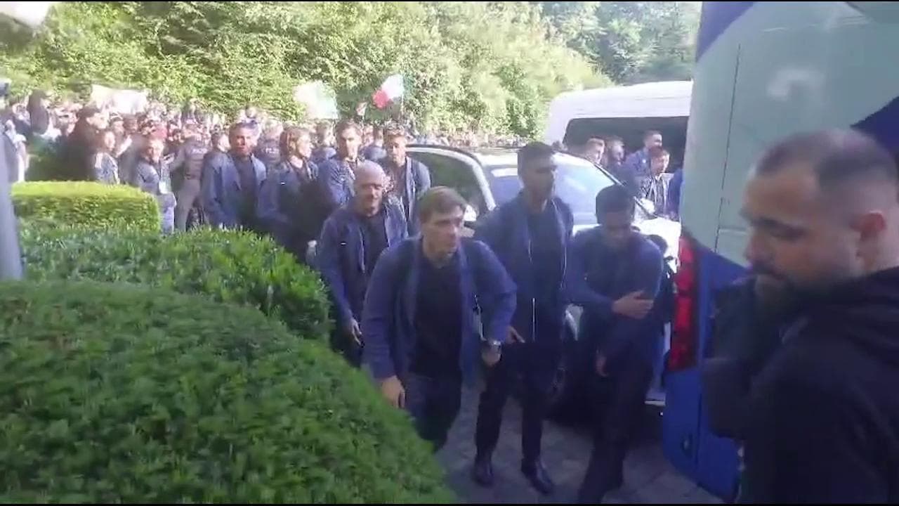 Euro 2024, l'Italia arriva nel ritiro tedesco, i tifosi scatenati accolgono gli azzurri