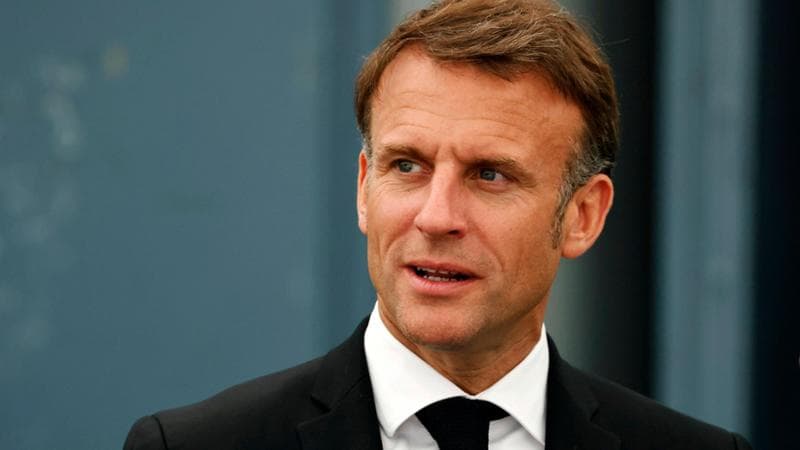 Francia, il politologo Martigny: “Dall’Eliseo un azzardo rischioso: così sdogana la destra e la porta al governo”