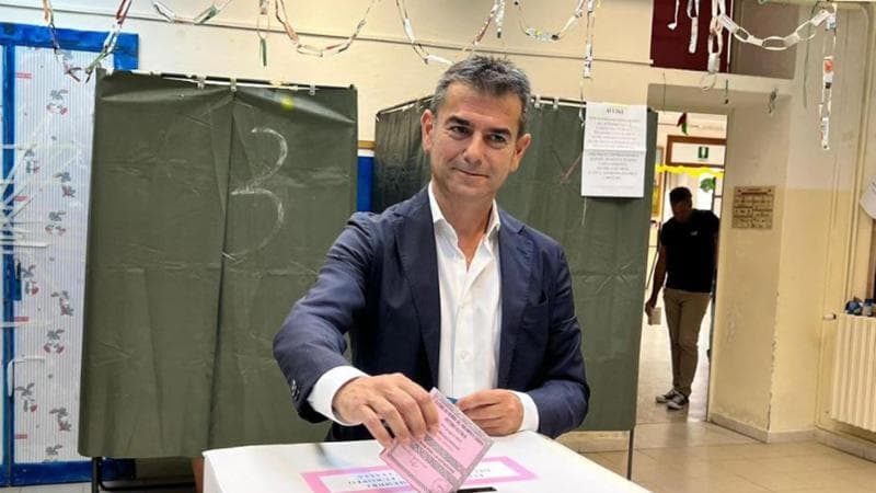 Il candidato sindaco a Cagliari del campo largo Massimo Zedda ha votato nella sezione 513 di via Venezia. E' il primo dei cinque sfidanti alla carica di primo cittadino del capoluogo sardo ad essersi recato alle urne, 8 giugno 2024. ANSA/ Ufficio stampa Massimo Zedda ANSA PROVIDES ACCESS TO THIS HANDOUT PHOTO TO BE USED SOLELY TO ILLUSTRATE NEWS REPORTING OR COMMENTARY ON THE FACTS OR EVENTS DEPICTED IN THIS IMAGE; NO ARCHIVING; NO LICENSING NPK