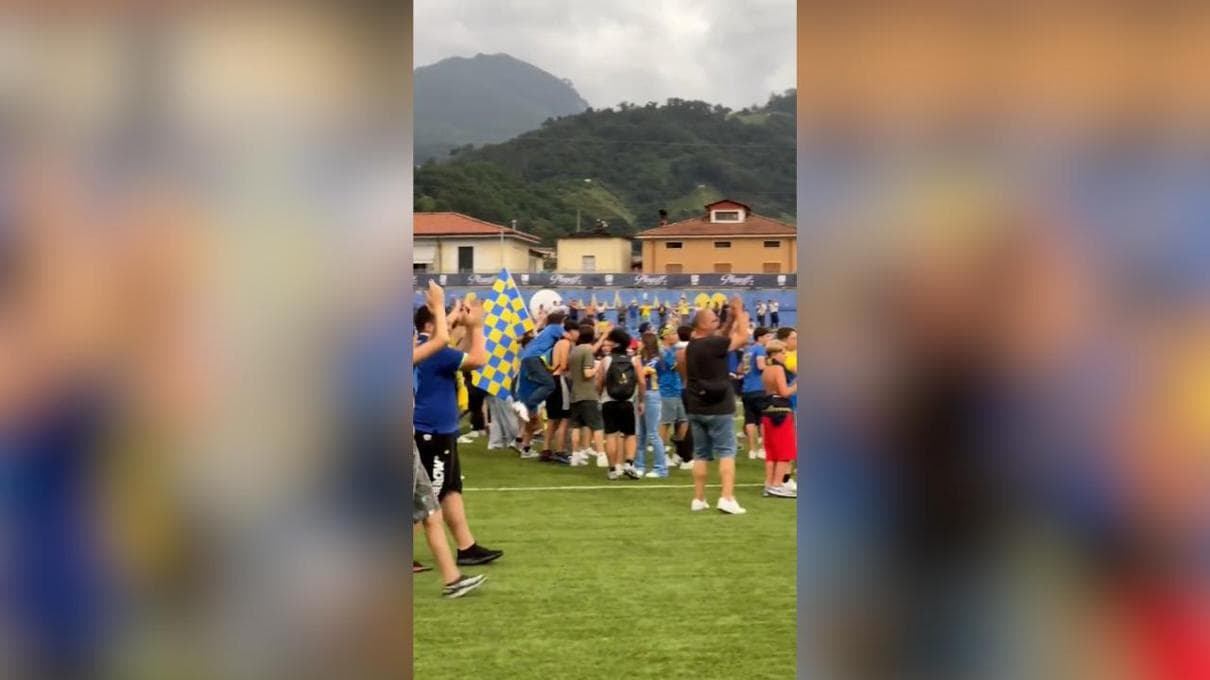 Tifosi della Carrarese applaudono i rivali del Vicenza: il fair play dopo la finale per la serie B