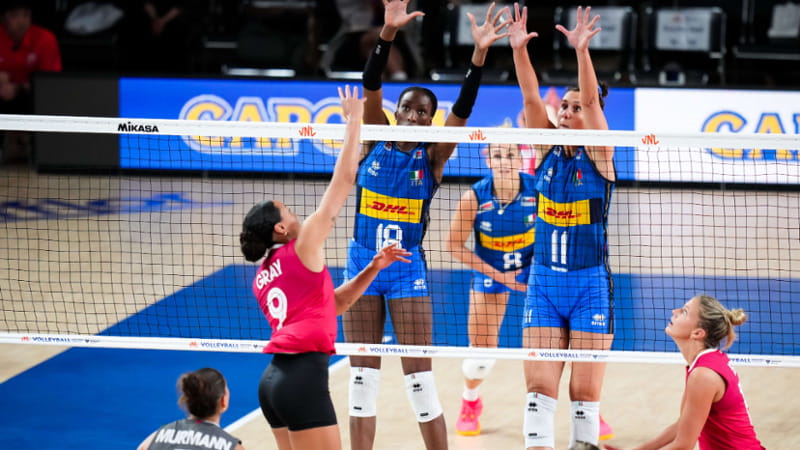 Paola Egonu e Anna Danesi a muro contro il Canada (foto volleyballworld)