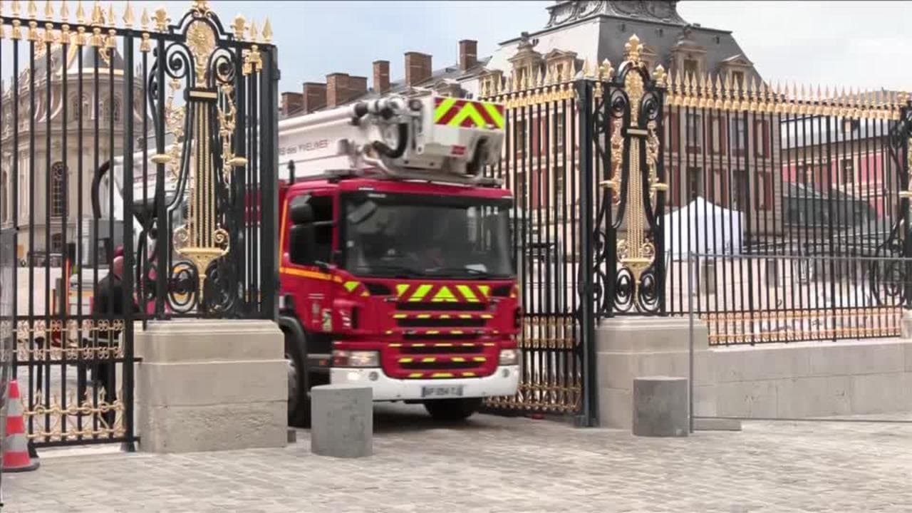 Versailles, principio di incendio e fumo dal tetto. L'intervento dei vigili del fuoco
