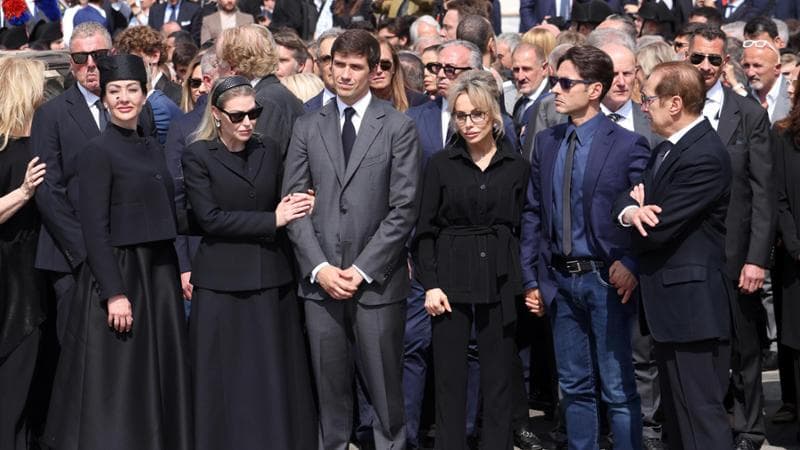 Elenora, Barbara, Luigi, Marina, Piersilvio e Paolo Berlusconi ringraziano la gente in piazza Duomo a Milano per l'ultimo saluto a Silvio Berlusconi, Milano, 14 Giugno 2023..ANSA / MATTEO BAZZI
