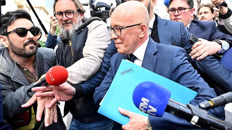 Francia, svolta choc della destra: i gollisti si alleano con Le Pen