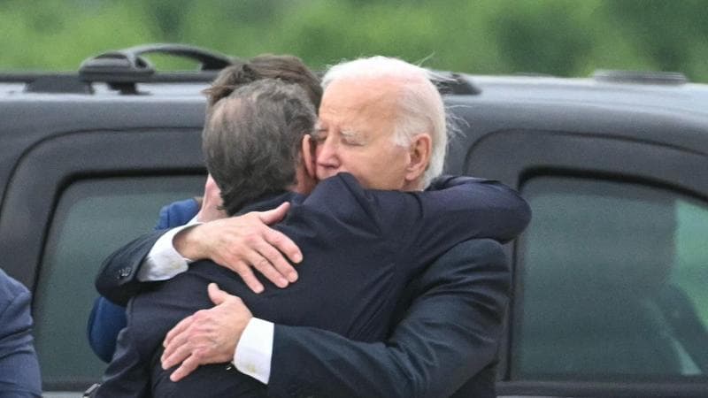 Hunter Biden, l’abbraccio del padre poche ore dopo il verdetto di colpevolezza