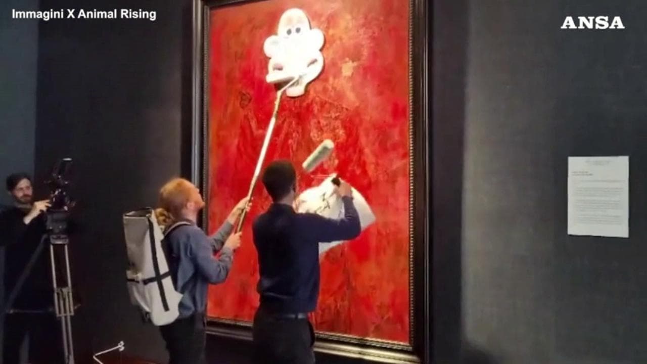 Londra, animalisti attaccano il ritratto "in rosso" di Re Carlo con un fumetto di "Wallace e Gromit"