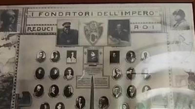 Manifesti nazifascisti e ritratto del duce: l’imbarazzante arredo del municipio di Prevalle