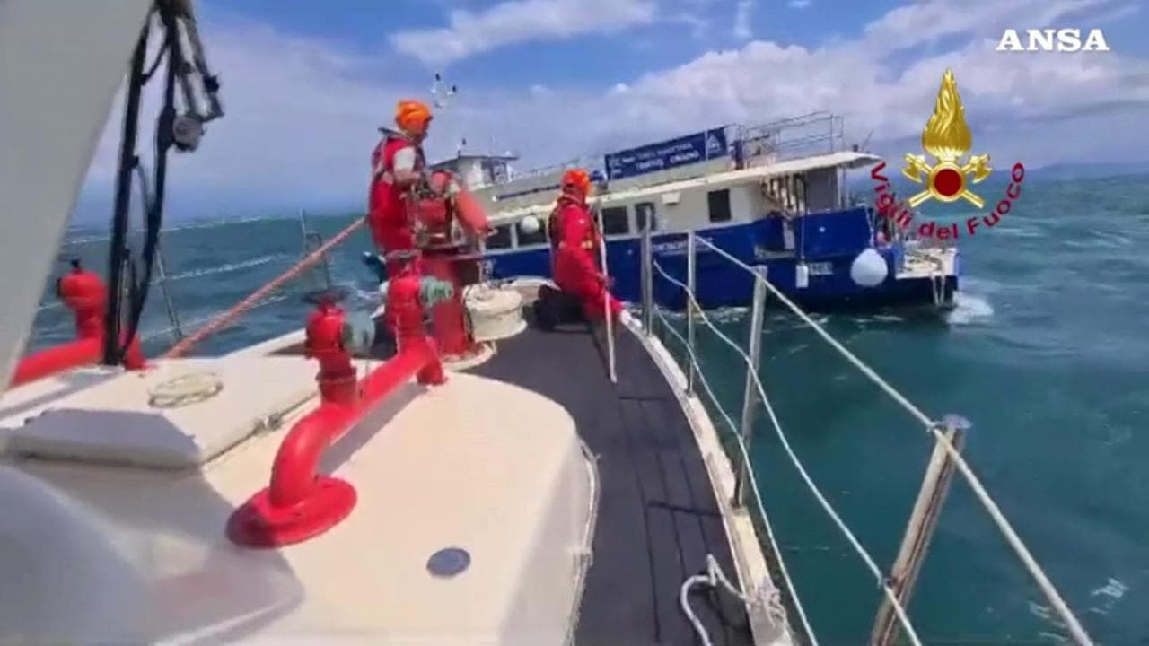Motonave rischia di affondare al largo di Grado: le operazione di soccorso per mettere in salvo i 76 passeggeri