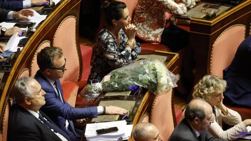 Fiori al Senato sul banco di Berlusconi, nell'anniversario della morte