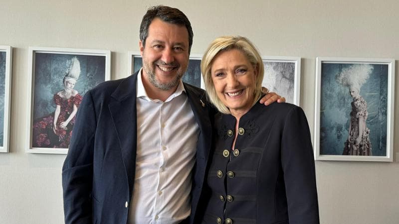 L’abbraccio di Salvini e Le Pen a Bruxelles: “Fermiamo l’inciucio sul nome di Ursula”